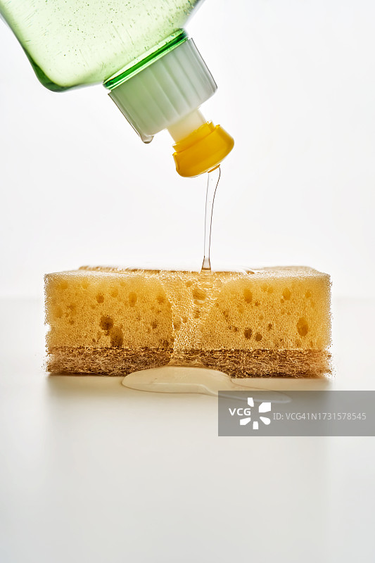 凝胶状家用化学品倒在海绵上图片素材