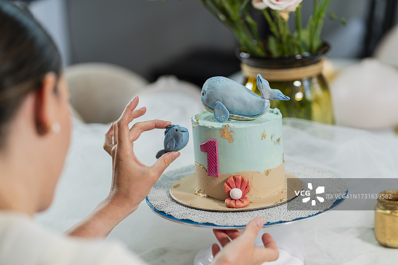 拉丁裔糕点师手绘海洋主题蛋糕图片素材