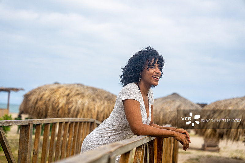 西班牙裔妇女在哥伦比亚瓜希拉省马亚波海滩观光图片素材