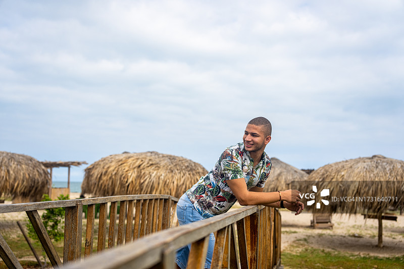 拉丁美洲男人在哥伦比亚瓜希拉的马亚波海滩观光图片素材