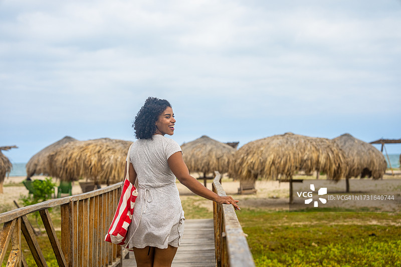 在哥伦比亚瓜希拉省马亚波海滩上散步的拉丁美洲女游客图片素材