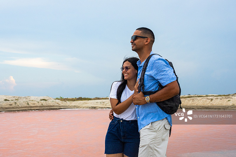 西班牙裔夫妇在哥伦比亚瓜希拉的Salinas de Manaure欣赏风景图片素材