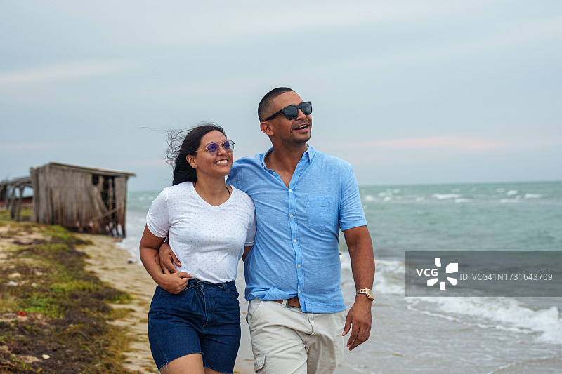 在哥伦比亚瓜希拉的马纳雷盐矿散步的拉丁美洲夫妇图片素材