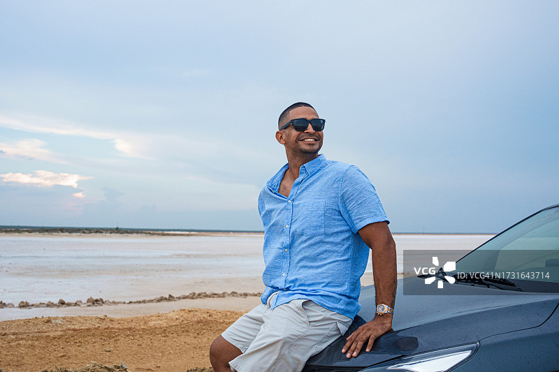 在哥伦比亚瓜希拉省的马瑙雷盐矿欣赏风景的西班牙裔男子图片素材