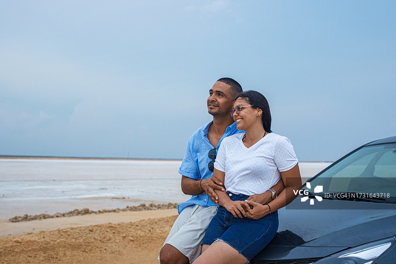 在哥伦比亚瓜希拉省萨利纳斯德马瑙雷拥抱并观光的西班牙裔夫妇图片素材