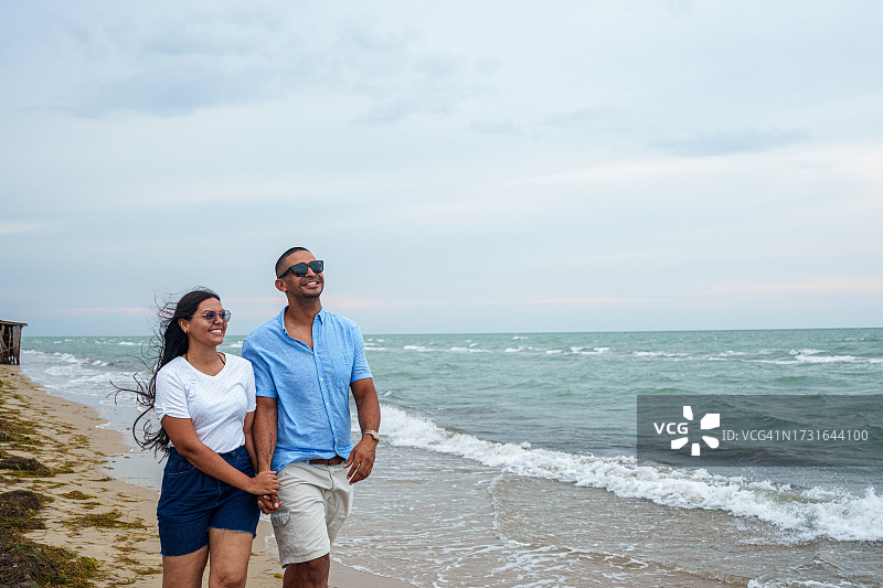 在哥伦比亚瓜希拉的马纳雷盐矿散步的拉丁美洲夫妇图片素材