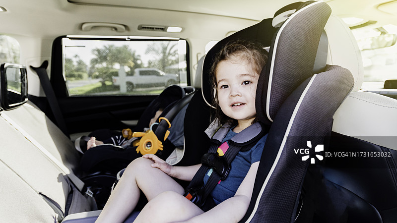 坐在汽车座椅上的可爱亚洲女童图片素材