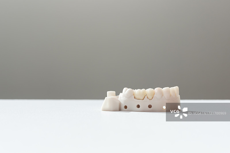 灰色背景下的玩具积木特写图片素材