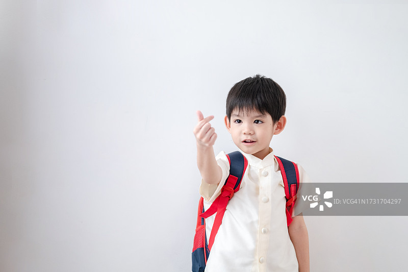 站在白色背景前的男孩图片素材