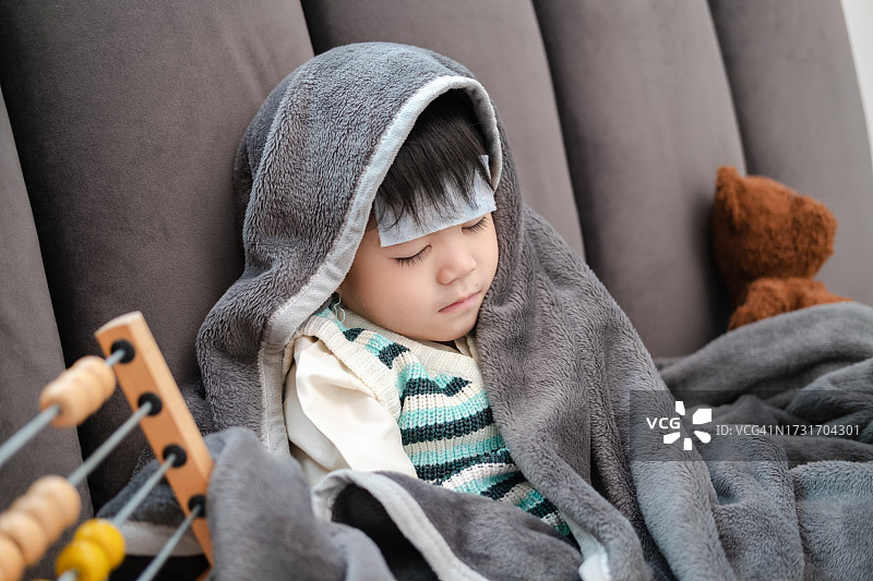 可爱的男婴在家里的床上睡觉图片素材