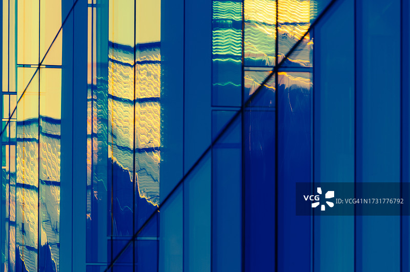 黄金时段玻璃外墙上的光效——都柏林大运河码头图片素材