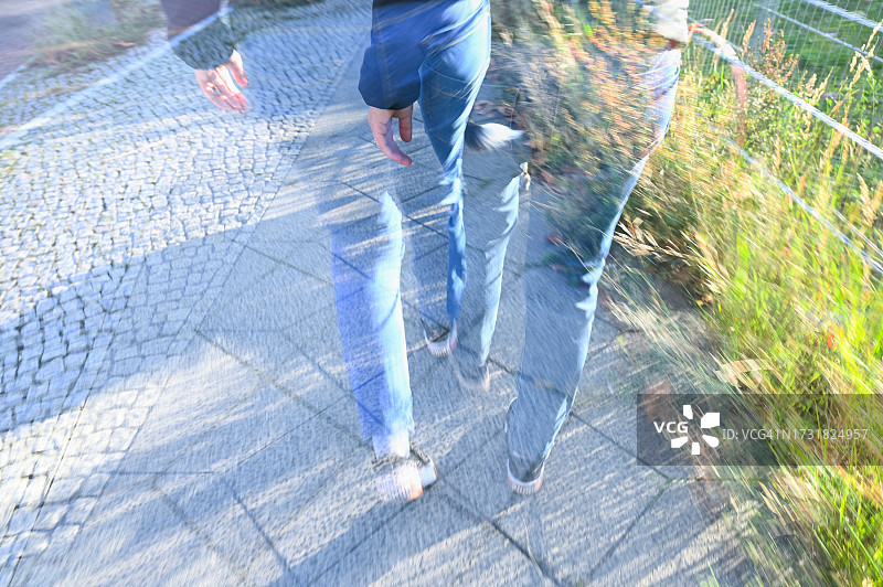 城市街道上行人走动的图像图片素材