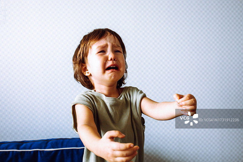 哭泣着伸手的小女孩照片图片素材