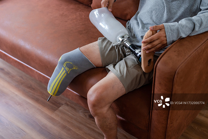 残疾人，男人拿着假肢图片素材