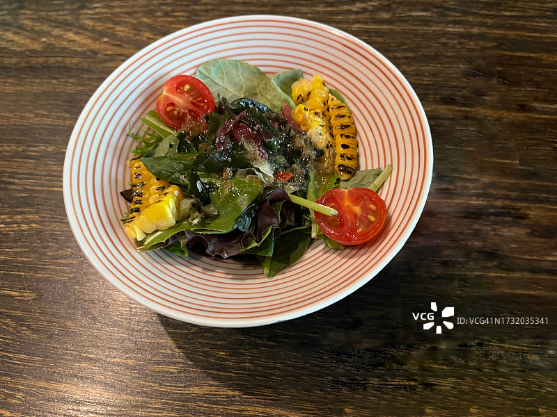 高角度拍摄：碗里的沙拉图片素材