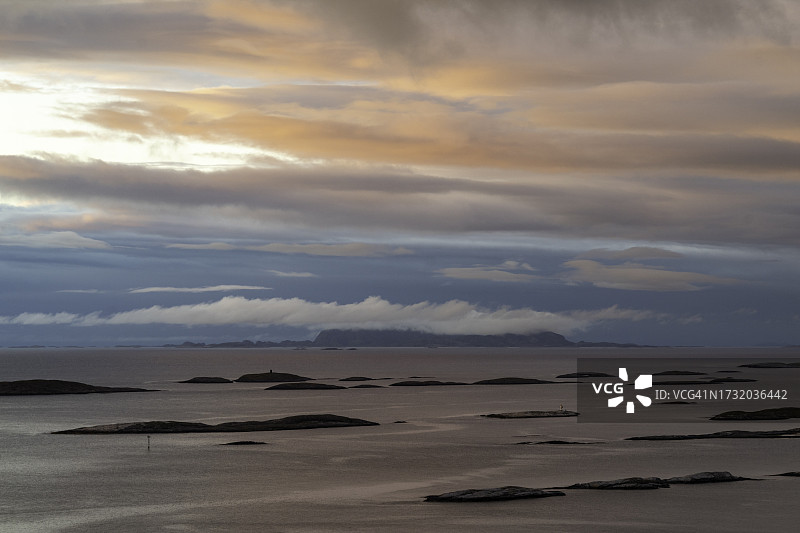 日落时沙漠映衬天空的美景图片素材