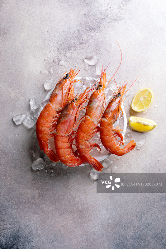 桌上对虾的高角度视图，德国图片素材