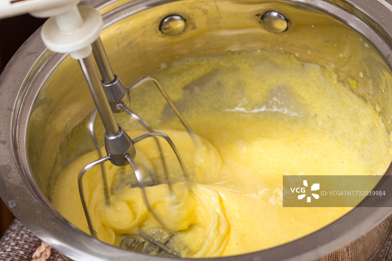 烹饪锅中食物的高角度视图图片素材