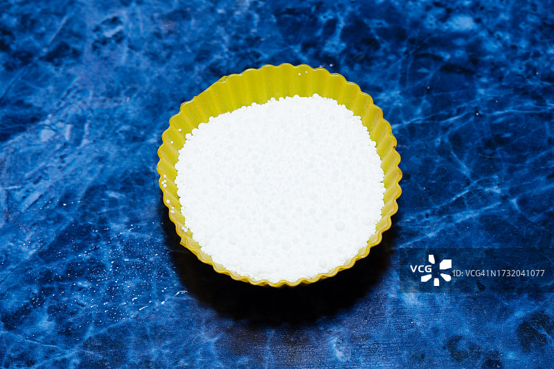 桌子上的海绵（高角度）图片素材