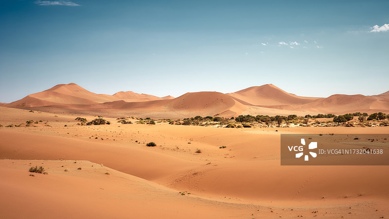 沙漠映衬天空的美景图片素材