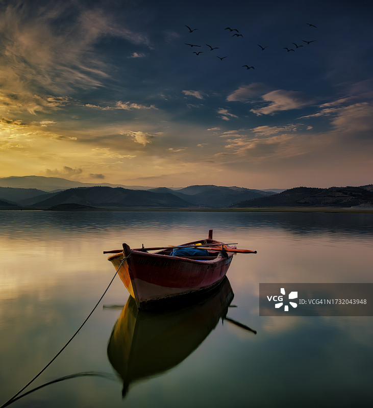 日落时湖对天空的风景图片素材
