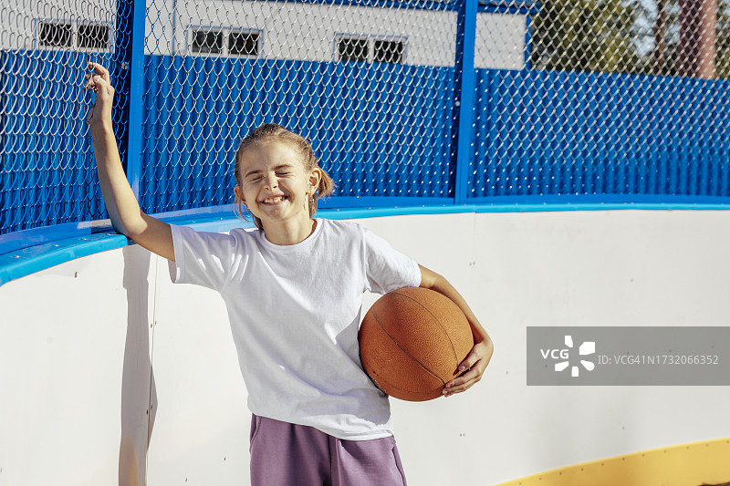 微笑的男孩打篮球图片素材