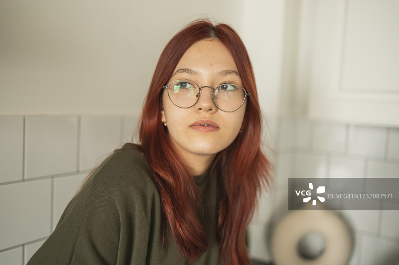 室内戴眼镜的Z世代沮丧女孩肖像图片素材