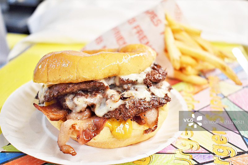 美式汉堡和薯条图片素材
