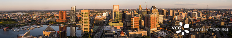 阳光明媚的巴尔的摩港口与市中心区对比（马里兰州），人口稠密的商业中心鸟瞰图片素材