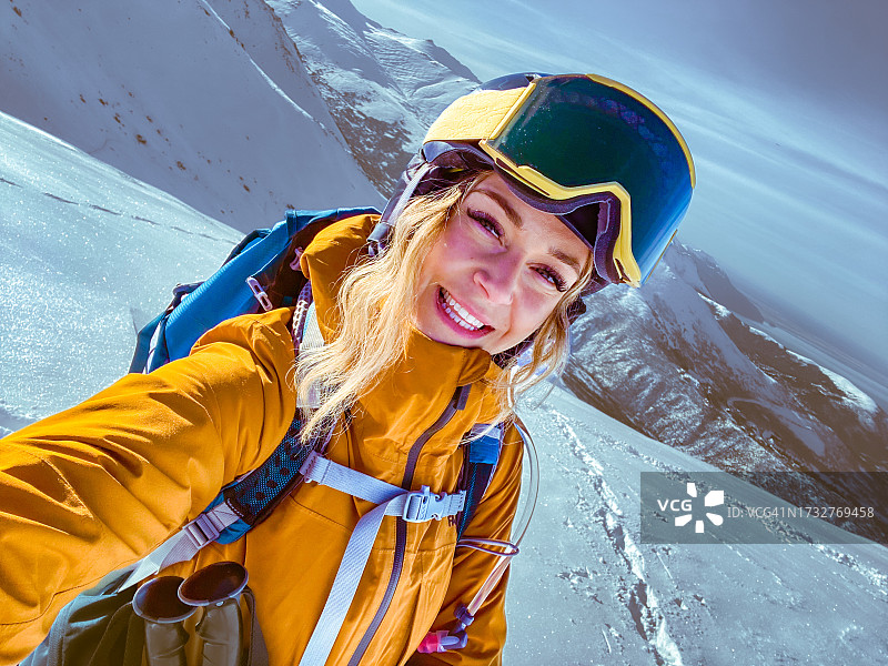 在阿拉斯加雪山顶上自拍图片素材