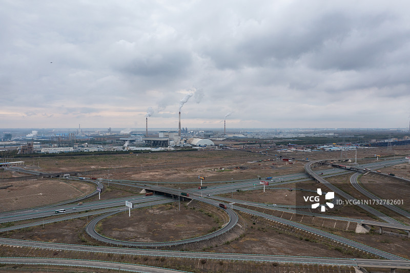 暴风雨前的立交桥和火力发电厂图片素材
