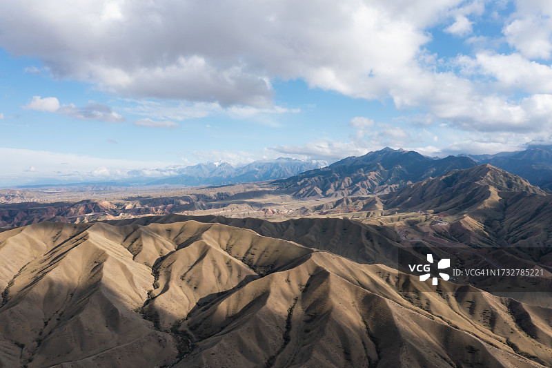 蓝天白云下的连绵群山图片素材