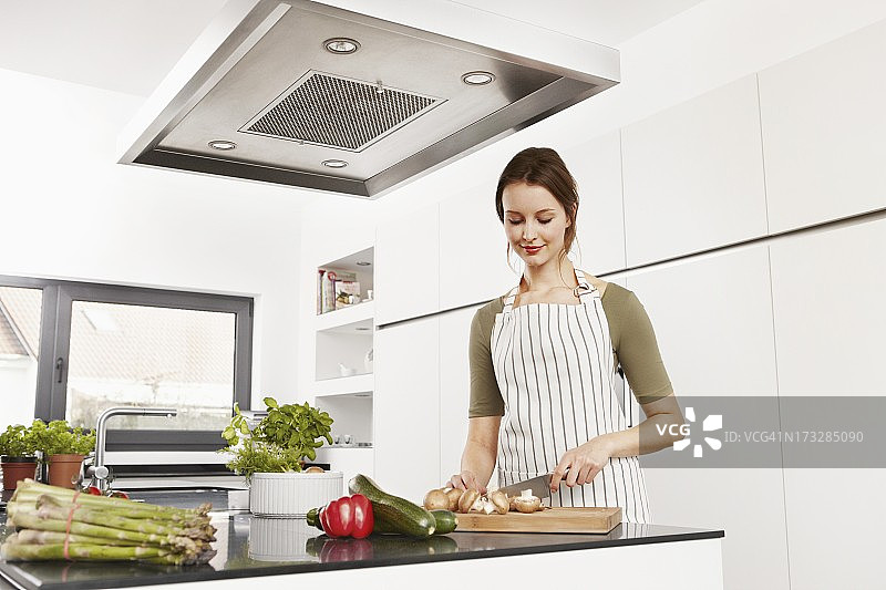 女人切蔬菜图片素材