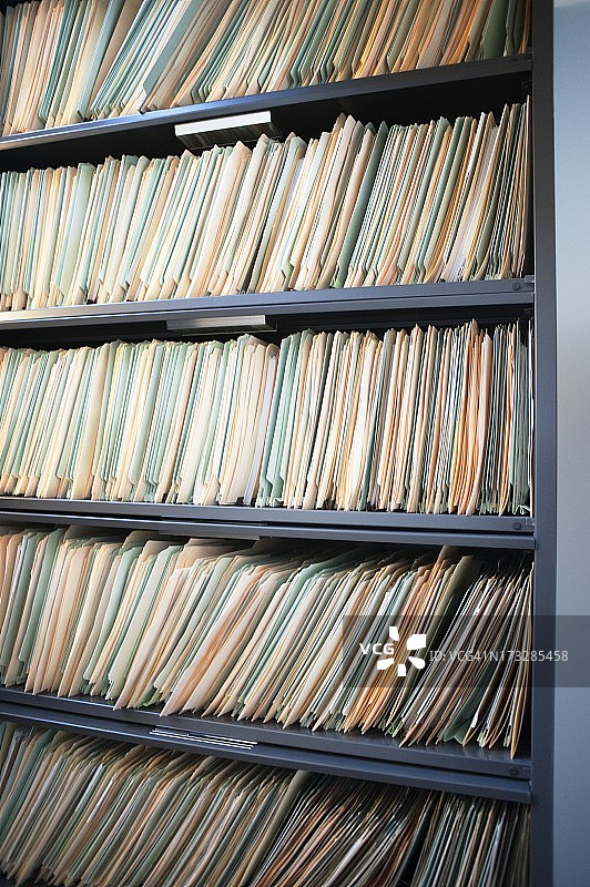 书架上的文件资料夹图片素材