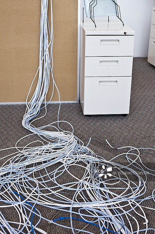 缠绕的数据线缆图片素材