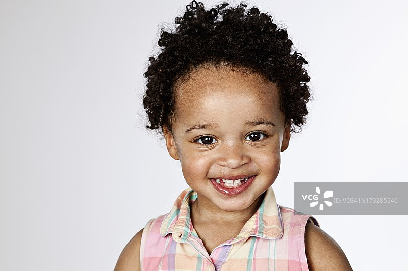 微笑的婴儿女孩肖像图片素材