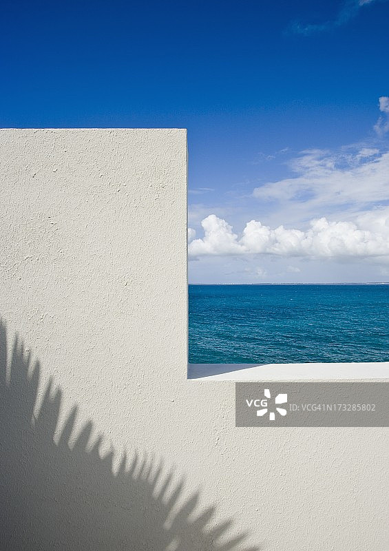 海景和白色墙壁:法属安的列斯群岛圣马丁岛图片素材