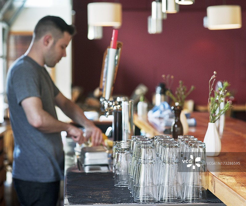 酒吧调酒师准备柠檬图片素材