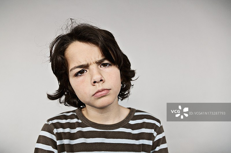 穿着条纹衬衫的男孩肖像（10-12岁）图片素材