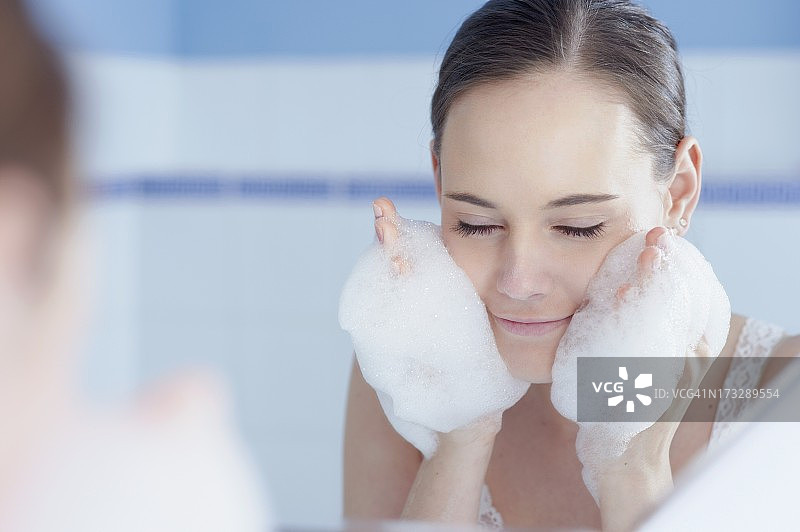 年轻女人洗脸图片素材