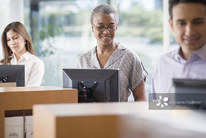 柜台前的银行职员图片素材