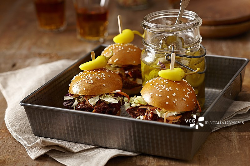 自制牛小排滑块配腌黄瓜图片素材