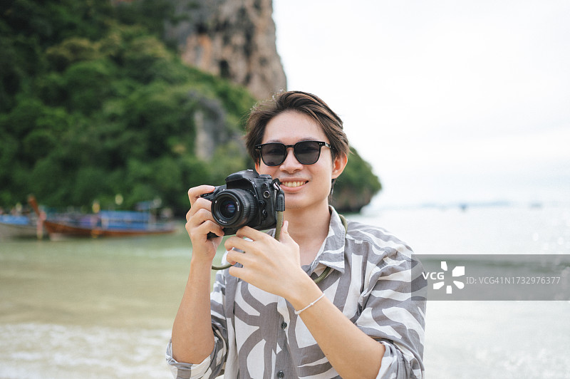 在皮皮岛甲米海滩制作内容的泰国旅行视频博主图片素材