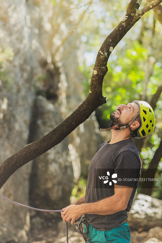 经验丰富的攀岩教练确保安全图片素材