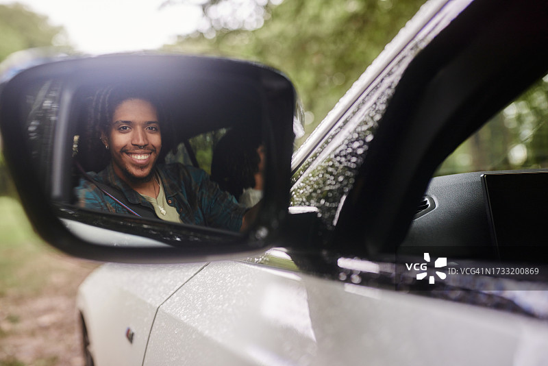 车内快乐黑人男人的后视镜倒影图片素材