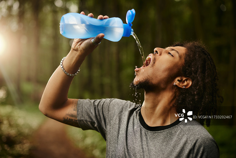 运动训练中的补水！图片素材