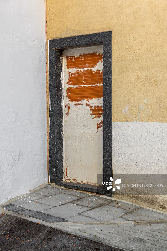 带木板门的抽象都市构图图片素材