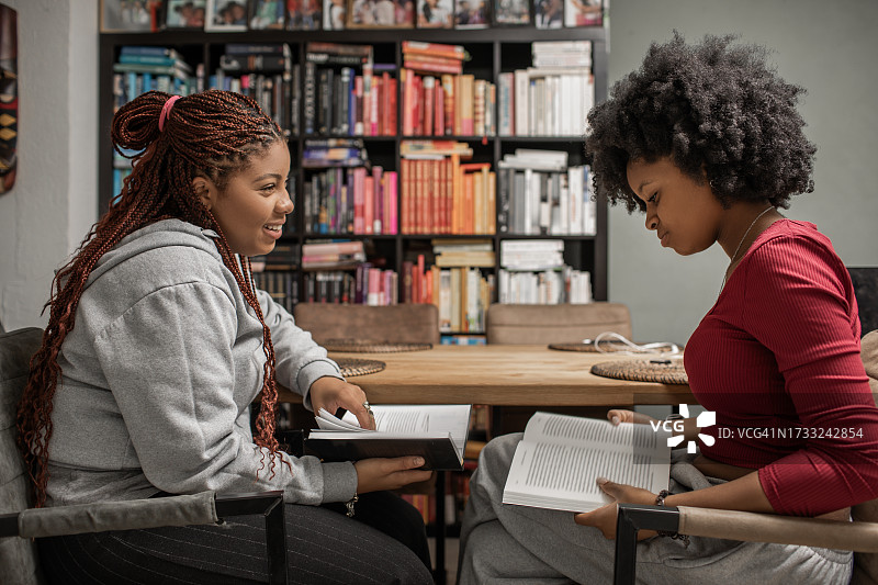 两个黑人少女在学习图片素材