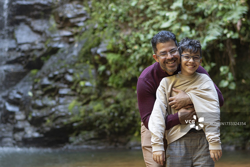 父子在自然中拥抱图片素材