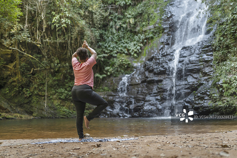 在瀑布冥想图片素材